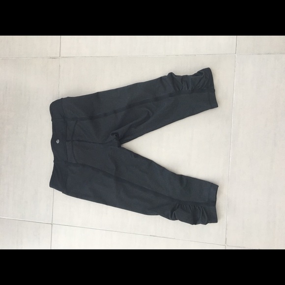 Lululemon Athletica Cropped Workout 🏋️♀️ Pants - Picture 3 of 6